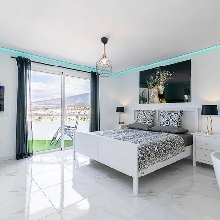 Island Village Ocean View 아데제